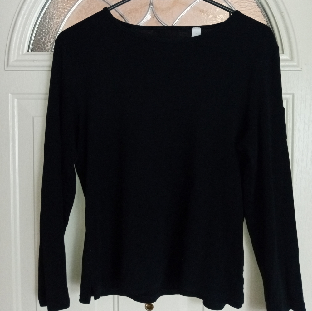 3/4 length sleeve tee shirt.